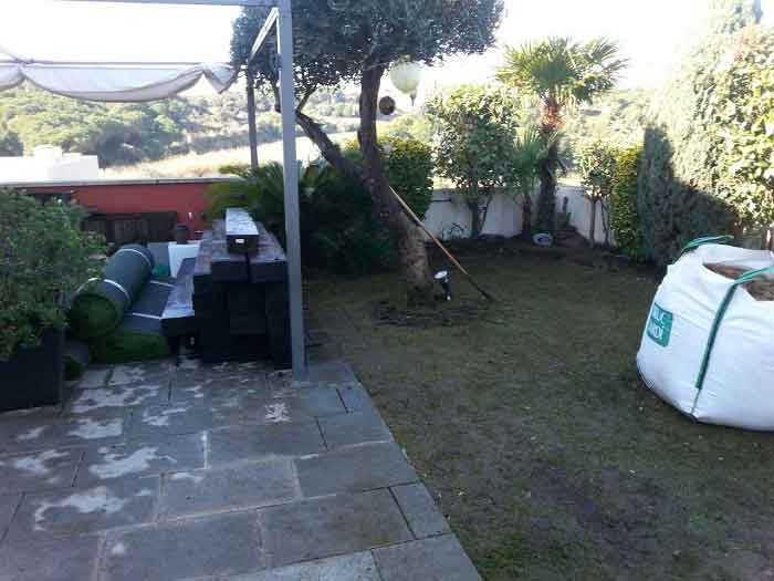 cesped artificial ultra colocado en un magnífico jardín