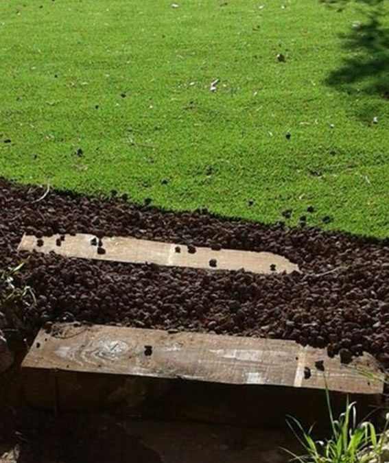 cesped artificial barato instalado con piedr volcánica
