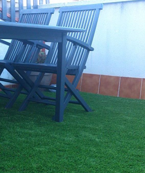 Nuestro cesped artificial barato instalado en una terraza