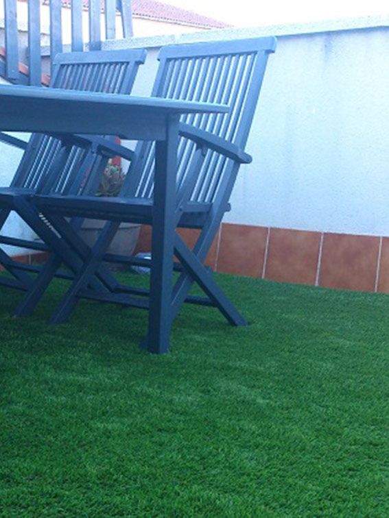 Nuestro cesped artificial barato instalado en una terraza Nuestro cesped artificial barato instalado en una terraza