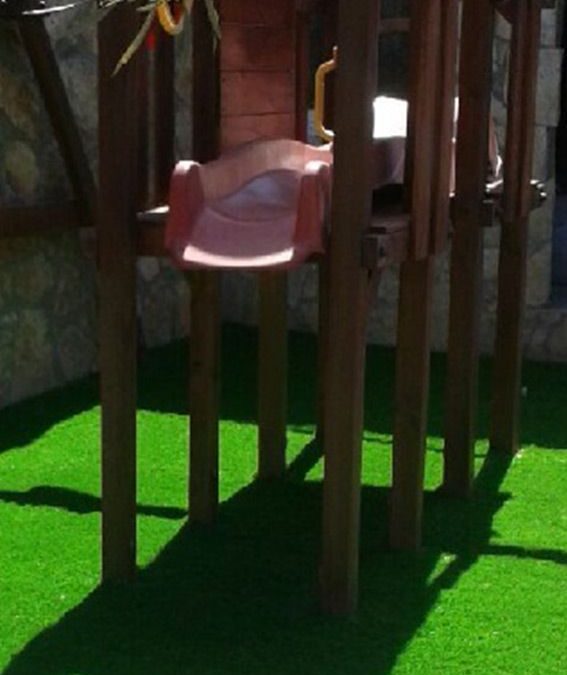Cesped artificial lima 40 instalado en una zona de parque infantil