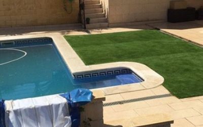 ALIADOS DEL VERANO: NUESTRO CESPED ARTIFICIAL Y LA PISCINA