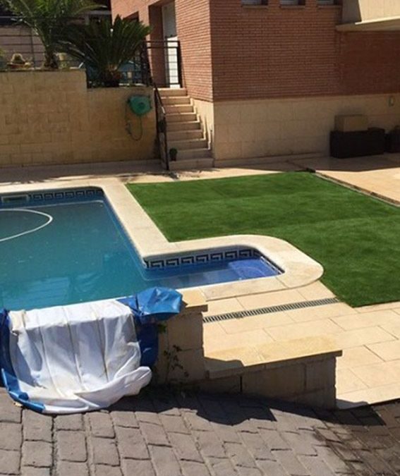 Nuestro cesped artificial v40 instalado en una piscina