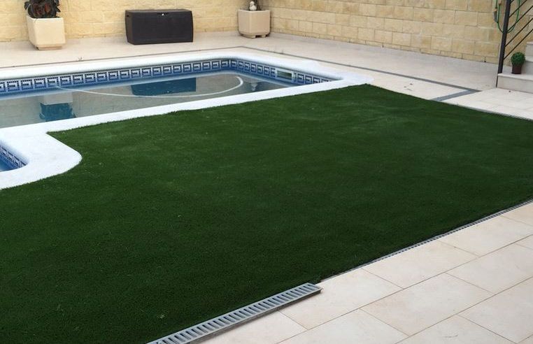 Nuestro cesped artificial v40 alrededor de una piscina Nuestro cesped artificial v40 alrededor de una piscina