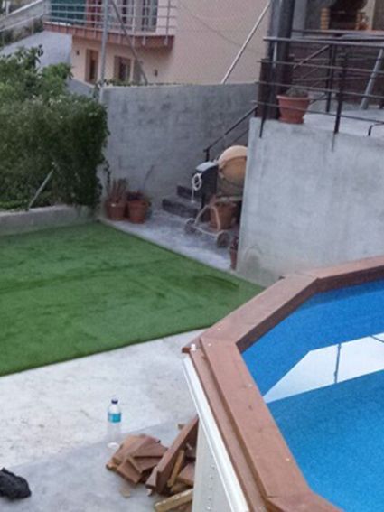 Instalacion cesped artificial V30 alrededor de piscina