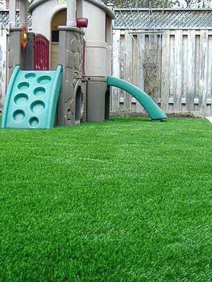 cesped artificial en zona con parque infantil