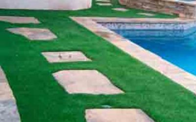 CESPED ARTIFICIAL INSTALADO ALREDEDOR DE PISCINA CON CAMINO DE PIEDRA