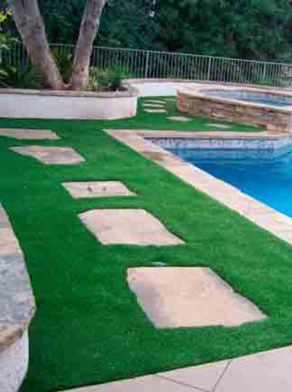 cesped artificial instalado en piscina