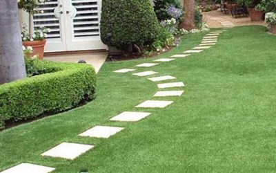 CESPED ARTIFICIAL BARATO INSTALADO EN UN MAGNÍFICO JARDIN CON CAMINO DE PIEDRA