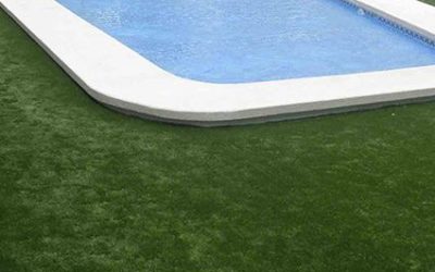 CESPED ARTIFICIAL INSTALADO EN UNA PISCINA COMUNITARIA