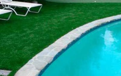 CESPED ARTIFICIAL JUNTO A PISCINA Y CAMPO DE MINIGOLF