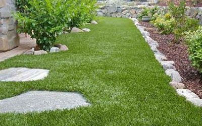 CESPED ARTIFICIAL INSTALADO EN UNA ZONA EXTERIOR COMBINADO CON JARDINERA