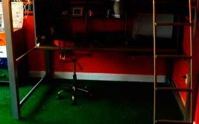CESPED ARTIFICIAL BARATO INSTALADO EN EL DORMITORIO DE UNA CASA