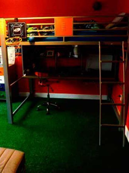 cesped artificial barato instalado en un dormitorio
