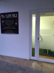 cesped artificial instalado en un gimnasio parte exterior