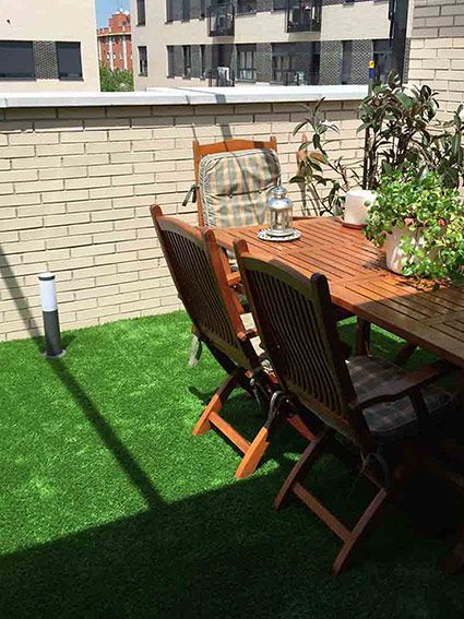nuestro cesped artificial en terraza modelo prado 40