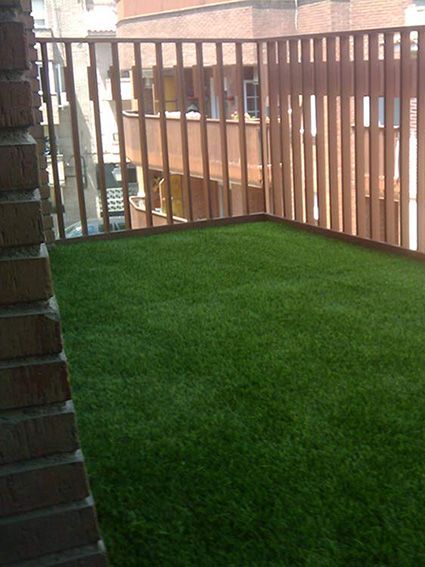 cesped artificial barato instalacion en una amplia terraza