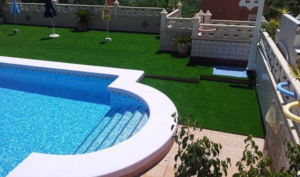 cesped artificial sevilla instalado en una piscina