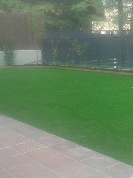 cesped artificial barato modelo W40 instalado en un jardin