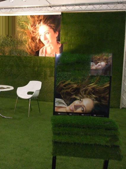 expositor y cesped artificial