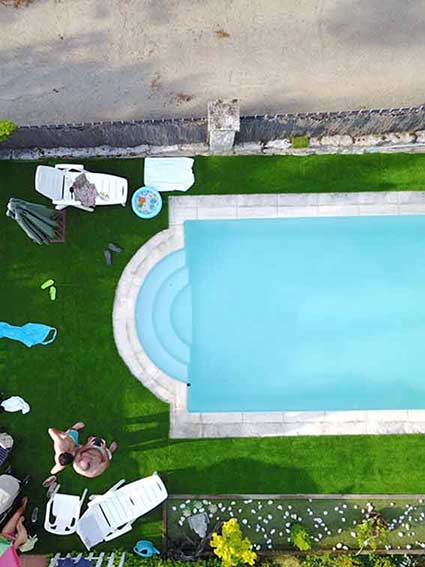 INSTALACIÓN CESPED ARTIFICIAL SOFT EN PISCINA